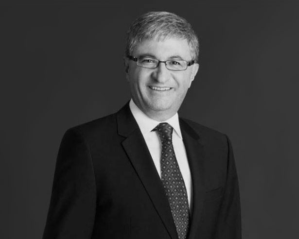 Roberto Magana headshot